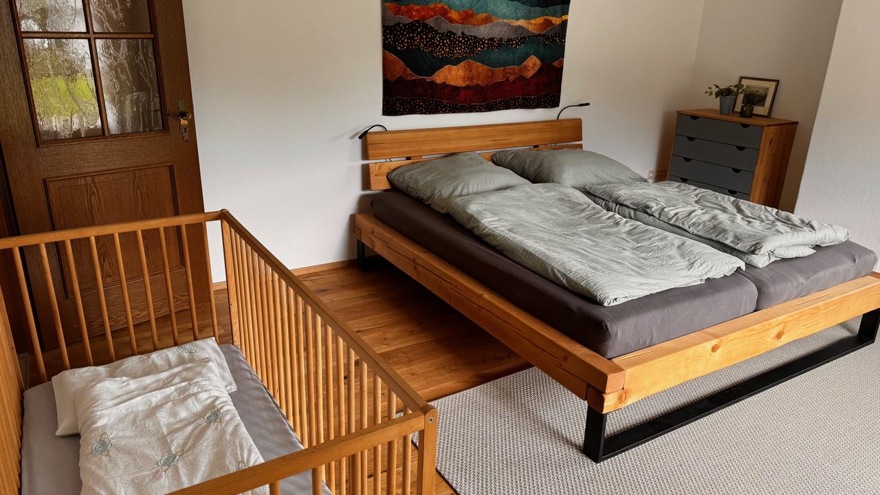 Kinderbett im großen Schlafzimmer Kinderbett im großen Schlafzimmer